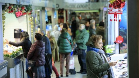 Ambiente en las pescaderas de la plaza de Abastos de Lugo a pocos das de Navidad 