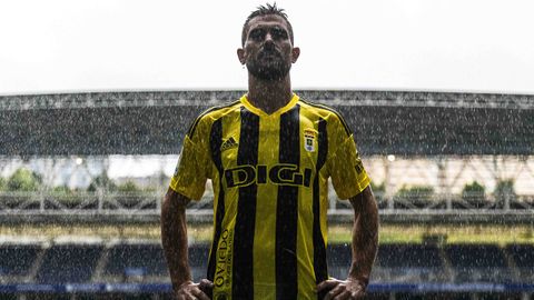 Lucas posa con la tercera equipaci�n del Real Oviedo para la temporada 22/23