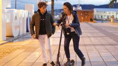 Manuela Garc�a y su hijo Mart�n son usuarios habituales del patinete el�ctrico que adquirieron.