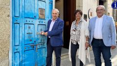 El alcalde, a la izquierda, anima a vecinos y visitantes a conocer la juder�a