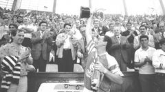 ALBERTO ARECES LEVANTANDO LA COPA DE EUROPA QUE GAN� EL LICEO CAIXA GALICIA EN 1988
