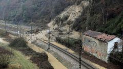 Derrumbamiento sobre la v�a de tren a su paso por Laviana a causa de los temporales registrados este oto�o en Asturias