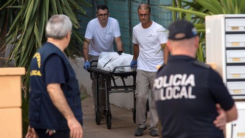 Empleados de la funeraria transportan el cad�ver de Ika Hoffmann, la mujer muerta en Mallorca a manos de su pareja