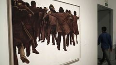 La obra 'El Abrazo' de Juan Genov�s forma parte de la exposici�n �Po�ticas de la democracia. Im�genes y contraim�genes de la Transici�n�, organizada por las Cortes Generales, Acci�n Cultural Espa�ola y el museo en el contexto del 40 aniversario de la Constituci�n y estructurada en torno al surgimiento de la cultura urbana en Espa�a