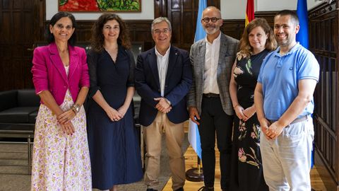 Elisa Alén, Elena Shakina, Mercedes Mareque y Manuel Alfredo Mosquera, acompañaron al decano Jesús Vázquez en la entrevista con Luis Menor.
