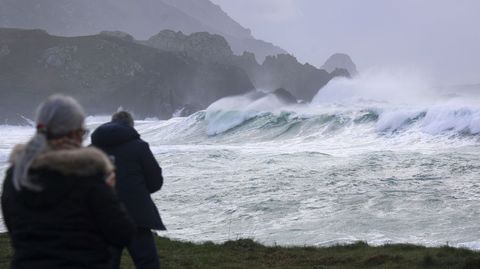 Personas fotografiando el espect�culo del oleaje en Meir�s (Valdovi�o).