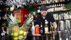 Domingo Gonz�lez, no espazo de El Temple onde prepara c�cteles �especiais para cada cliente�. 