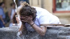 Una mujer se refresca en una fuente de Santiago durante la ola de calor registrada el pasado mes de junio. 