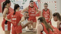 Alberto Ruiz de Galarreta se dirige a las jugadoras del Celtas Galicia Playa durante un tiempo muerto en Marzn.