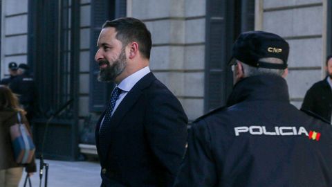 Abascal: �Tendremos que elegir entre pensiones o 17 parlamentos auton�micos�