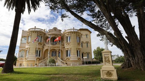 La fachada principal del Palacete Pe�alba vista desde los jardines