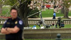 Un miembro de la brigada de bombas inspecciona el giroc�ptero que aterriz� en el parque del Capitolio
