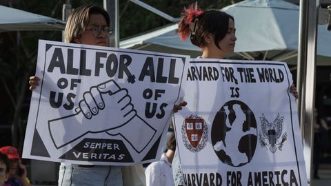 Manifestantes a favor de la Universidad de Harvard frente a los ataques de Trump en Cambridge (Massachusetts)