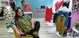 Laura, en primer plano, abri� su establecimiento hace tres meses; al fondo aparece Chus, que es quien est� siempre tras el mostrador. 