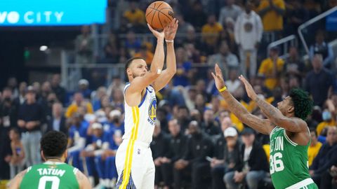 Stephen Curry meti 21 puntos con 6 triples en el primer cuarto