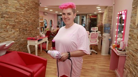 Ana Petrescu, en su reci�n inaugurada peluquer�a de la avenida de Fisterra de A Coru�a