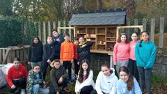 Alumnos del instituto Poeta D�az Castro junto al hotel de insectos que dise�aron y construyeron