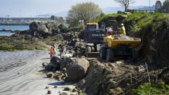 Trabajos en una zona de playa afectada por los temporales