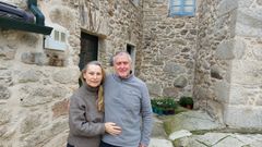 Hyde Lotter y June Byrne, junto a una de las casas restauradas