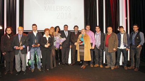 Jos Amigo, segundo por la izquierda, en la foto de familia de la gala Xalleiros 2014 en la que fue distinguido