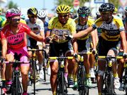 Marque, en el centro, ayer en el tradicional brindis de la �ltima etapa con sus escoltas en el podio, Veloso-derecha- y Rui Sousa.