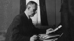 El escritor alemn Thomas Mann (Lbeck, 1875-Zrich, 1955), retratado trabajando en su escritorio en torno a 1945.