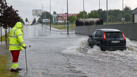 Acumulaci�n de agua por la lluvia en la rotonda de Infanta Elena, junto al centro comercial de As Termas.