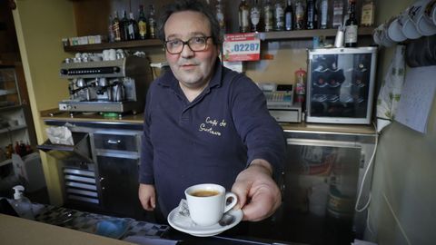 En el bar de Gustavo, en Los Rosales (A Corua), la taza de caf resiste a 1 euro