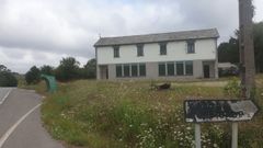 Edificio de la antigua escuela de Creente (Pastoriza),  que est� situada junto a la carretera LU-122 y que se restaur� para viviendas. Una est� habitada, y la otra lo estar� pr�ximamente