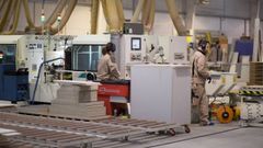 Trabajadores de la nave ubicada en el pol�gono de A Pobra do Carami�al, localidad en la que naci� Mobalco como un peque�o taller de carpinter�a