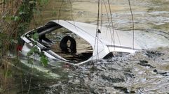 As� fue el rescate del coche que cay� en el R�o Neira