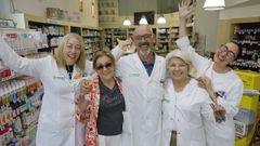 Jos� Luis S�nchez (en el centro) colg� la bata como auxiliar de farmacia tras 43 a�os trabajando en la botica de Villa de Negreira