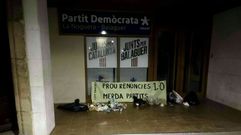 Los CDR depositaron basura delante de las sedes del PDeCAT y ERC, a los que acusan de haber �traicionado� el proceso secesionista