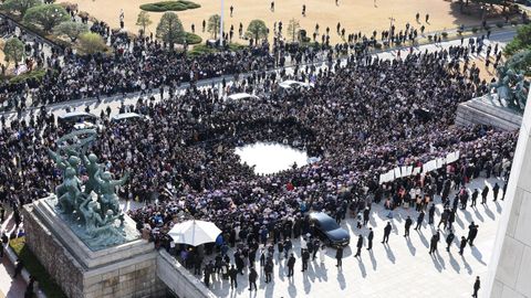 Legisladores de la oposicin y ciudadanos, manifestndose frente a la Asamblea Nacional en Sel