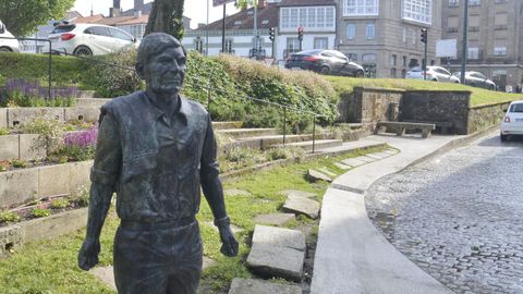 Estatua dedicada a Moncho Reboiras en Santiago