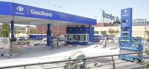 La empresa de distribuci�n asegura que tiene todos los permisos para las obras en regla. 