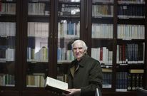 Enrique, en una de las vitrinas en las que se guardan los ejemplares que �l document�. 