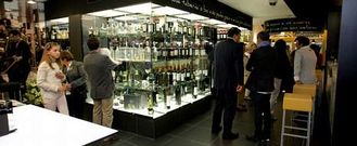 Vecinos y clientes habituales del antiguo mes�n asistieron a la inauguraci�n del local.
