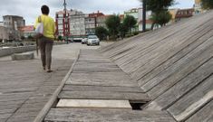 Las tablas de madera que componen el paseo est�n rotas o levantadas. 