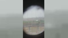 Un francotirador israel� dispara entre v�tores a un palestino