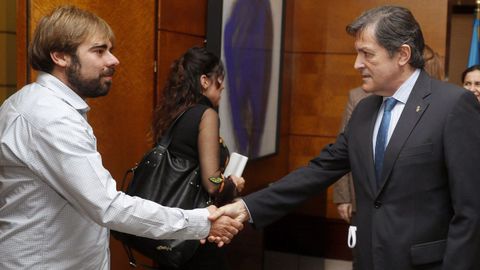  El presidente del Principado, Javier Fernndez (d) y el secretario general de Podemos en Asturias, Daniel Ripa (i), se saludan al inicio de la reunin que Gobierno regional y Podemos Asturias sobre los presupuestos