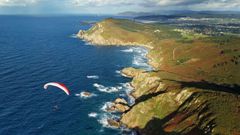 Vista a�rea de la costa de Nar�n y Valdovi�o, en una imagen cedida por el Club Parapente Ferrol