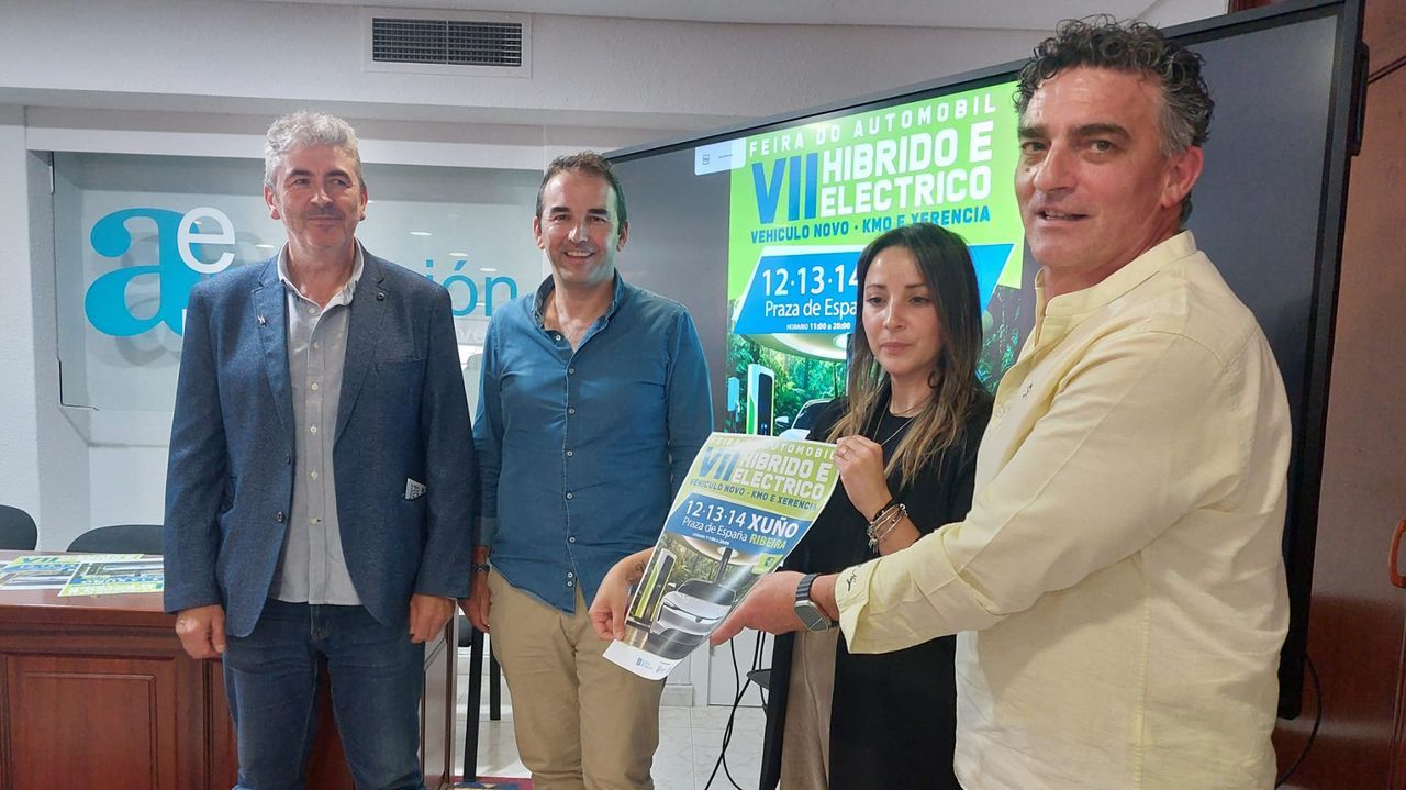 Un centenar de coches y degustaciones, la Feira do Automóbil Híbrido e Eléctrico de Ribeira crece
