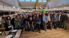 Joel G�mez (en primera fila, con traje gris) junto a sus colegas de La Voz de Galicia en A Taberna da Feira.