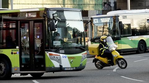 Imagen de archivo de dos autobuses de Vitrasa por Vigo