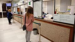 Guardar la distancia. El Rexistro Xeral del Concello de Pontevedra luce una barrera para evitar la proximidad entre usuarios y funcionarios. 