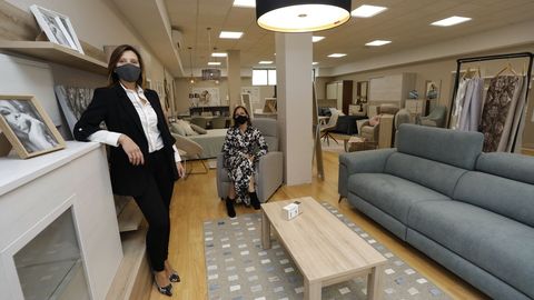 Yolanda García Pereira, gerente de Almayo, con una empleada en la nueva tienda de Burela
