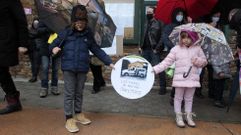 Dos alumnos del colegio de O Courel, en la concentraci�n de protesta contra los cambios en el transporte escolar que se celebr� el 30 de diciembre en Folgoso