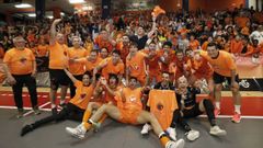 Rial, de p� no centro ondeando unha camisola, festexa o ascenso do Burela FS a Primeira co seu equipo e coa afecci�n laranxa. 