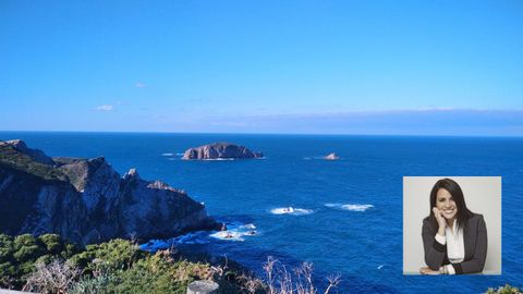 Acantilados del Cabo Pe�as y, en el recuadro, Sandra Bermejo